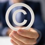 Fernando Trabach Filho analisa os dilemas legais envolvendo a autoria e os direitos em obras criadas por inteligência artificial.