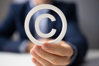 Fernando Trabach Filho analisa os dilemas legais envolvendo a autoria e os direitos em obras criadas por inteligência artificial.