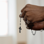 Pe. Dr. José Eduardo de Oliveira e Silva reflete sobre a perseverança na fé em tempos de crise.