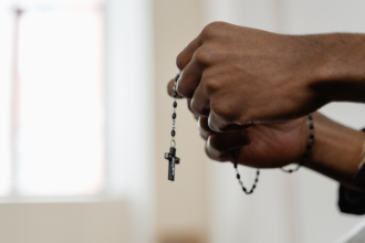 Pe. Dr. José Eduardo de Oliveira e Silva reflete sobre a perseverança na fé em tempos de crise.