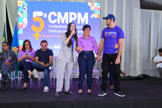 Daniella Jadão Meneses destaca que o combate à violência começa pela prioridade absoluta à proteção de cada pessoa.