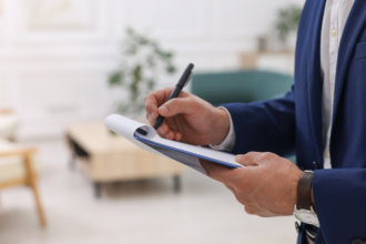 Alex Nabuco dos Santos explica por que imóveis permanecem como reserva de valor em momentos de crise.