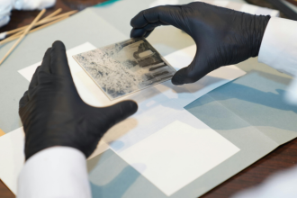 Cristiane Ruon dos Santos compartilha segredos e técnicas para restaurar objetos antigos com segurança e autenticidade.