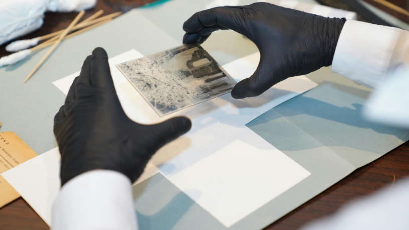 Cristiane Ruon dos Santos compartilha segredos e técnicas para restaurar objetos antigos com segurança e autenticidade.