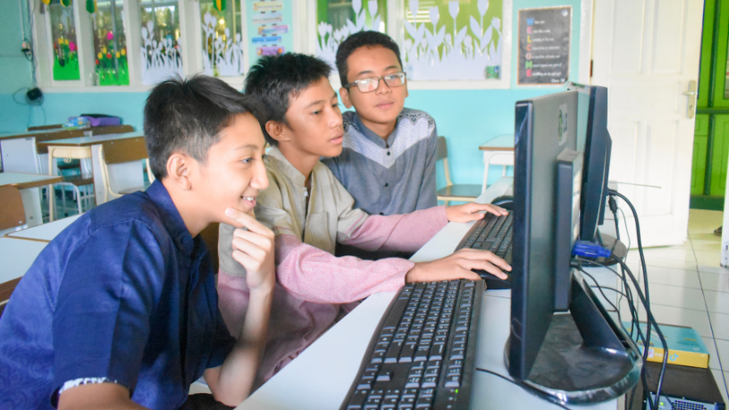 Quando o estudante acessa conteúdo antes da aula e vivencia atividades práticas em sala, o aprendizado se torna profundo e dinâmico — perspectiva alinhada à visão de Sérgio Bento De Araújo