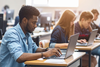 A sala de aula invertida exige planejamento estratégico e curadoria inteligente de conteúdo para ampliar autonomia e engajamento — abordagem destacada por Sérgio Bento De Araújo.