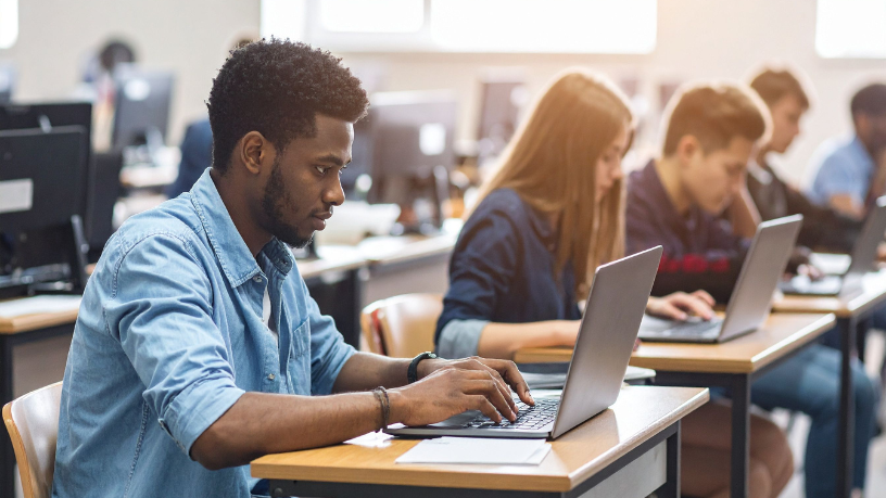 A sala de aula invertida exige planejamento estratégico e curadoria inteligente de conteúdo para ampliar autonomia e engajamento — abordagem destacada por Sérgio Bento De Araújo.
