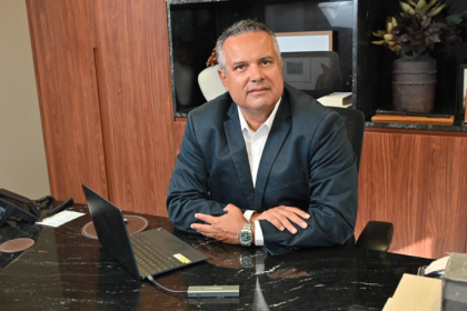 Para Elmar Juan Passos Varjão Bomfim, a liderança na engenharia nasce do domínio técnico que transforma desafios complexos em soluções concretas.