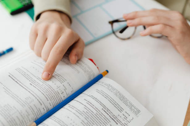 Distribuição Antecipada de Material Escolar Reforça Planejamento da Educação em Embu das Artes