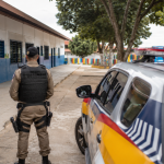 DOUTRINAÇÃO REPRIMIDA: POLÍCIA MILITAR COMPELE DIRETORA A RESPEITAR A LEI FEDERAL APÓS DENÚNCIA DE IMPOSIÇÃO DE MATRIZ AFRICANA