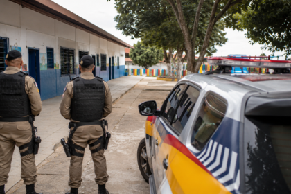 DOUTRINAÇÃO REPRIMIDA: POLÍCIA MILITAR COMPELE DIRETORA A RESPEITAR A LEI FEDERAL APÓS DENÚNCIA DE IMPOSIÇÃO DE MATRIZ AFRICANA