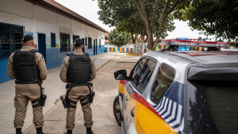 DOUTRINAÇÃO REPRIMIDA: POLÍCIA MILITAR COMPELE DIRETORA A RESPEITAR A LEI FEDERAL APÓS DENÚNCIA DE IMPOSIÇÃO DE MATRIZ AFRICANA