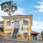 Edifício histórico de uma Câmara Municipal brasileira, com arquitetura colonial sob céu azul.