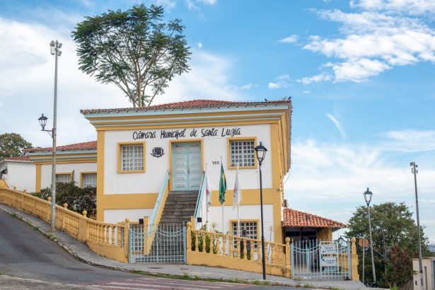 Edifício histórico de uma Câmara Municipal brasileira, com arquitetura colonial sob céu azul.