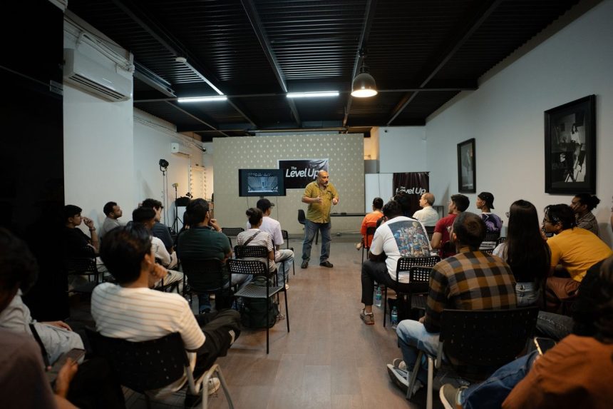 Profissional ministra palestra para um grupo em um ambiente moderno de workshop.