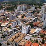 Vista aérea de um bairro residencial brasileiro, com diferentes edificações e traçado urbano.