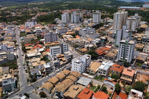 Vista aérea de um bairro residencial brasileiro, com diferentes edificações e traçado urbano.