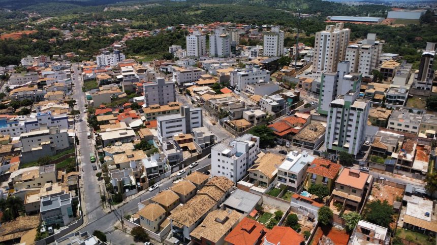 Vista aérea de um bairro residencial brasileiro, com diferentes edificações e traçado urbano.